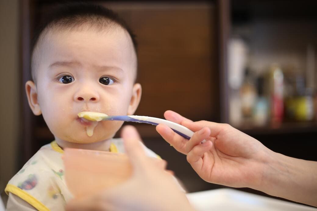 Bébé qui mange