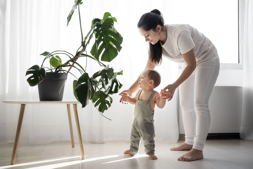 Joli Bébé Fait Ses Premiers Pas