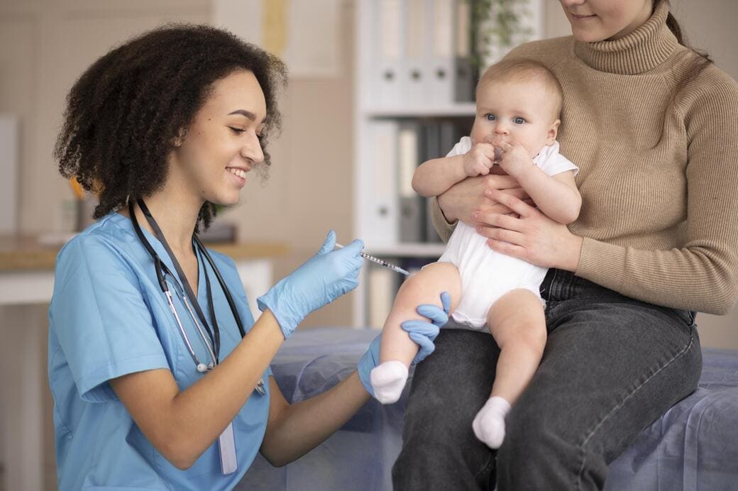 infirmière qui vaccine un bebe