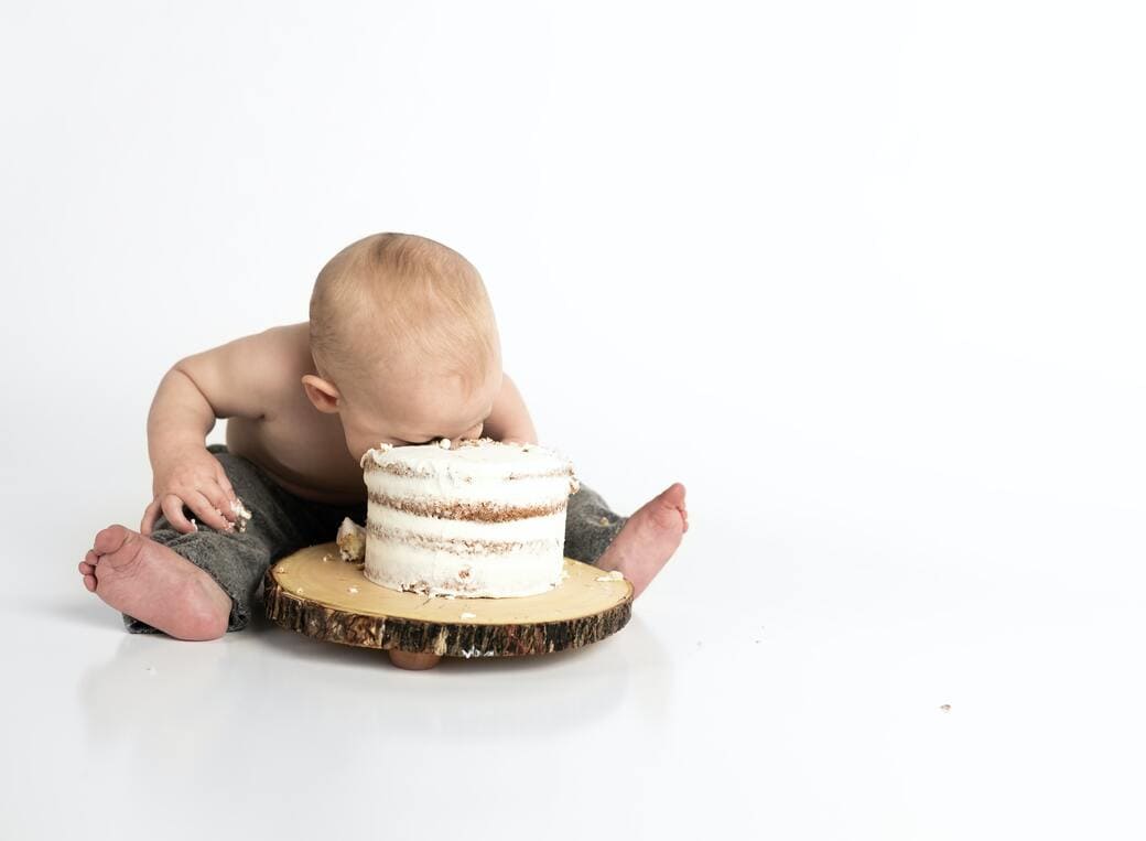 bebe qui mange un gâteau