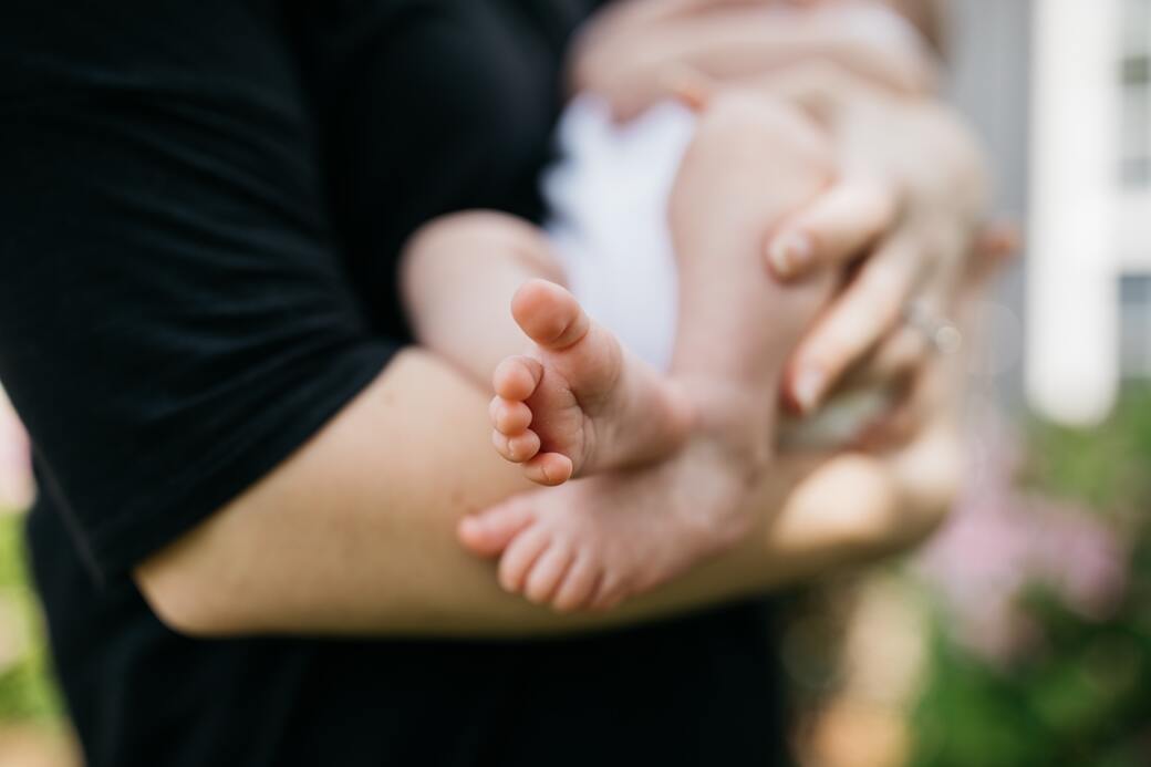 femme qui tient son bebe dans les bras