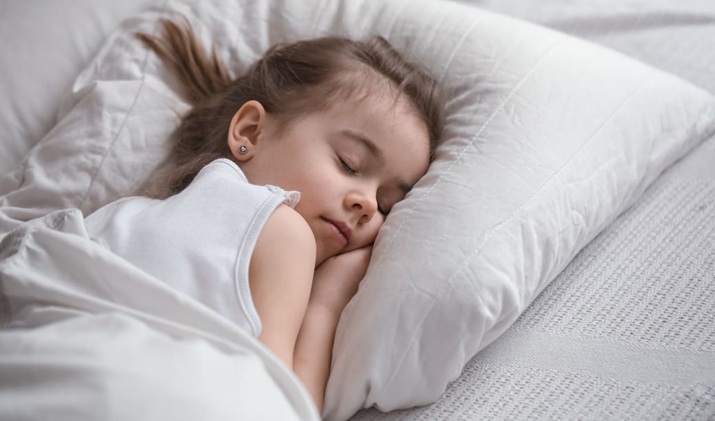 petite fille dans son lit en train de dormir