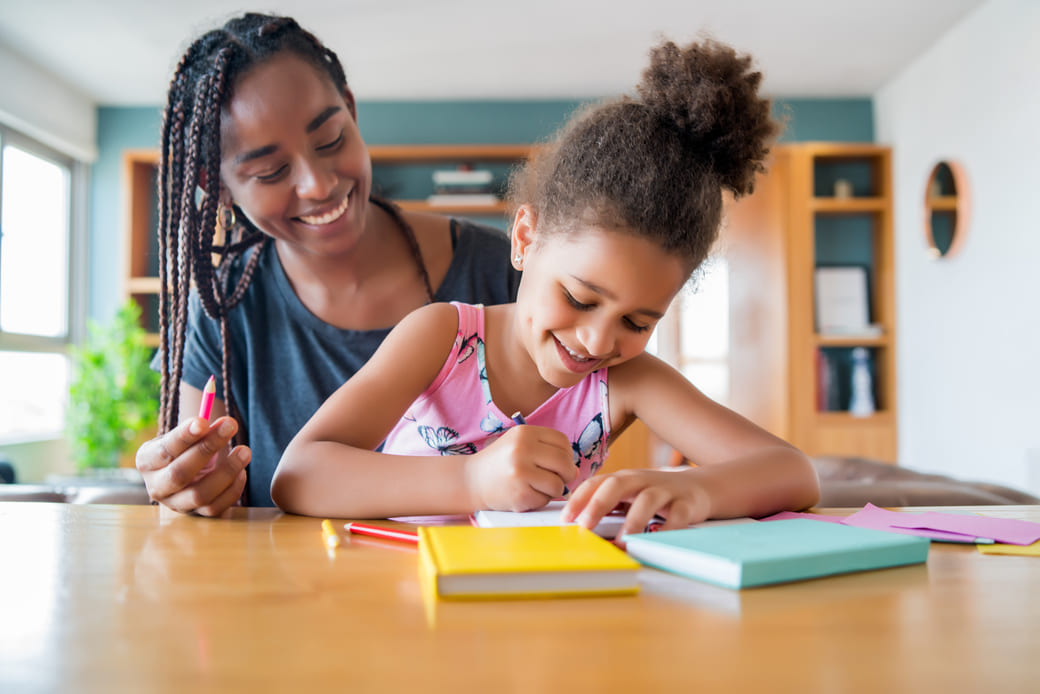 Une mère qui aide sa fille à faire ses devoirs