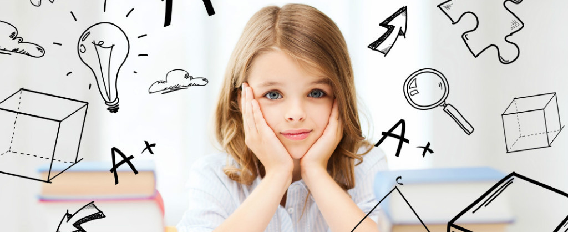 Petite fille tête dans les mains