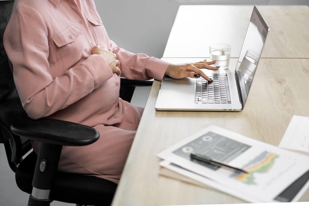 femme enceinte au travail