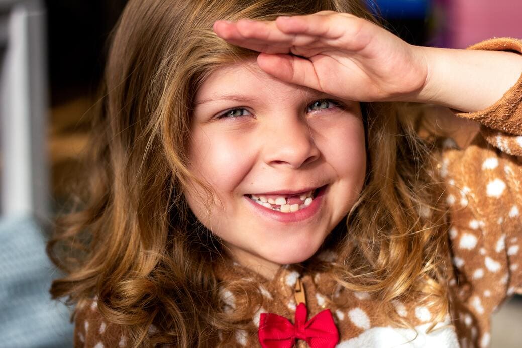 Petite fille qui sourit avec des dents en moins