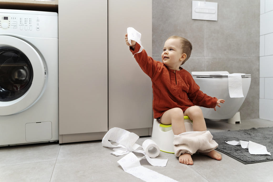 bebe sur le pot dans la salle de bain