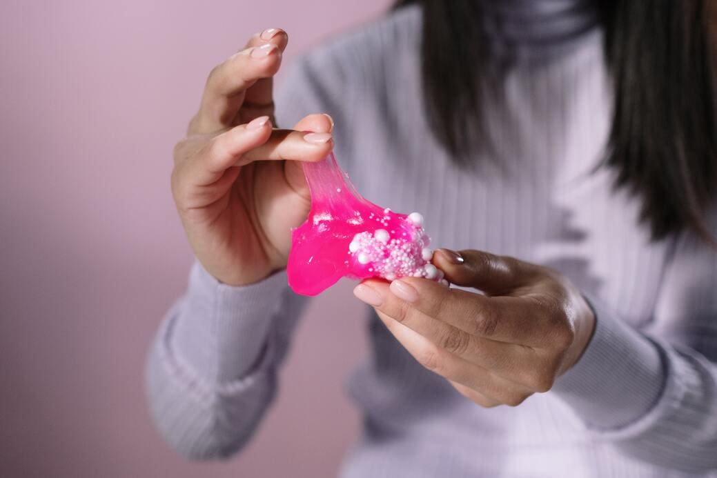 gros plan sur des main de femme avec du slime dans les mains